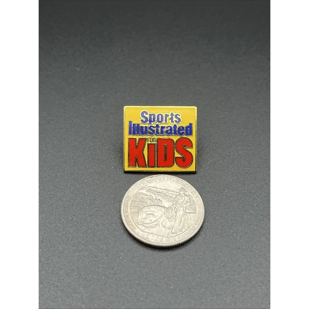 Sports Illustrated For Kids Magazine Lapel Hat‎ Pin